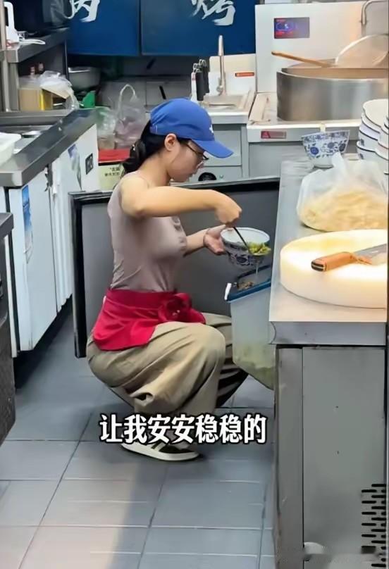 明明和老板谈好月薪三千、每日八小时暑期工待遇，两个月固定工资六千。
女孩全程踏实