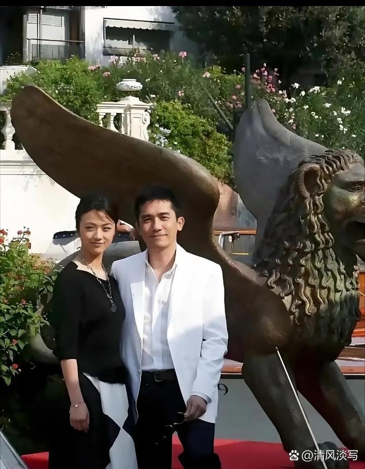 梁朝伟那时候还挺年轻，是男人最好看的时候吧 