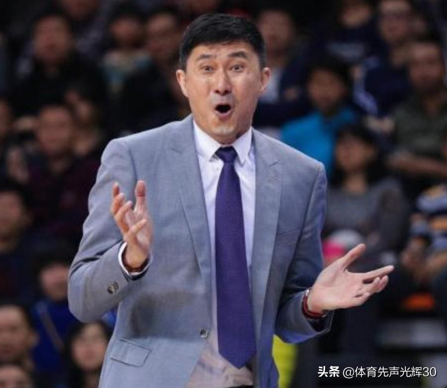 广东宏远队的杜锋特别有意思，特喜欢骂年轻球员。
球霸刘权标被骂直接退役。
张明池