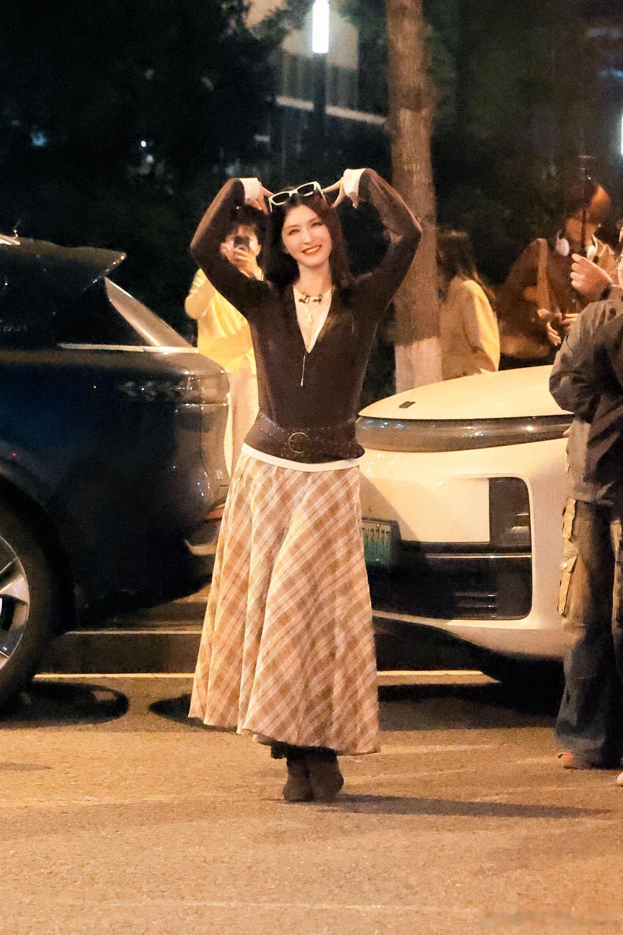 徐洁儿老来得粉 深耕内娱二十年才等来第一面应援旗，徐洁儿专门去打卡还发博感谢。年