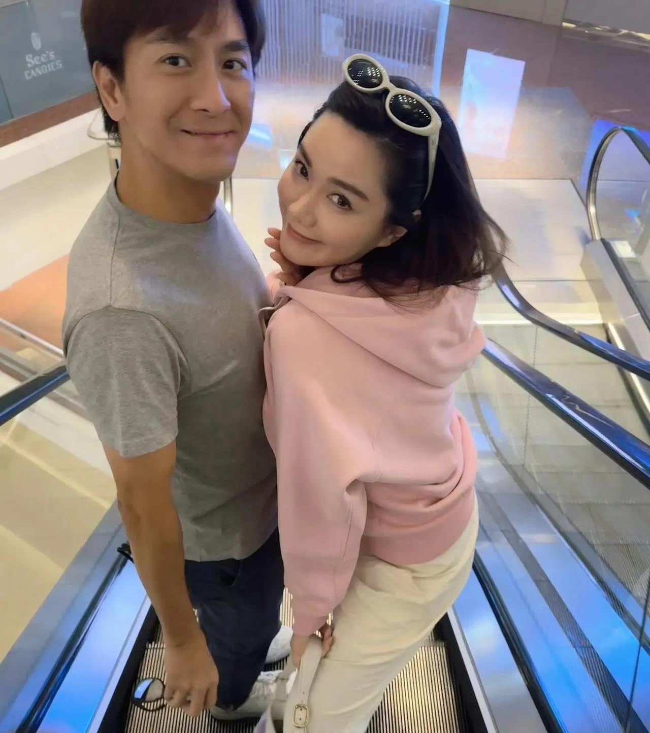 马国明和妻子汤洛雯扶梯合照，靓汤八百个姿势，马明好似工具人，哈哈。#八卦手册# 