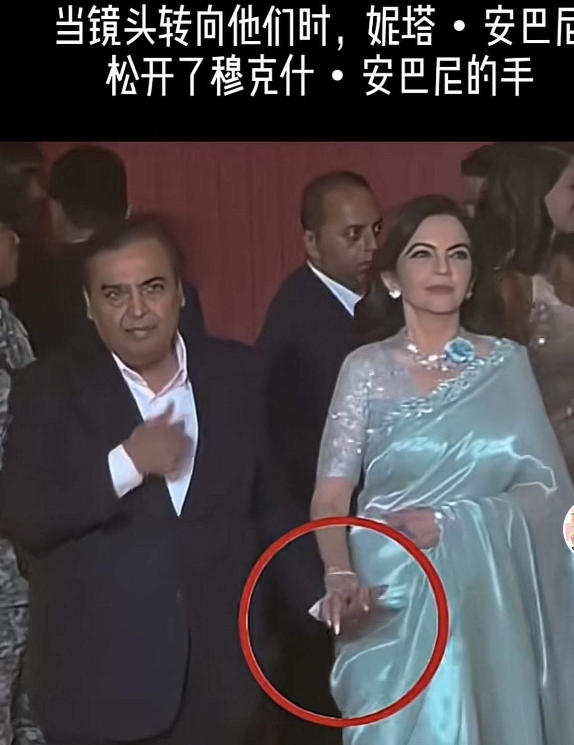 妮塔可真双标！

印度首富家的这个妮塔，跟高种姓明星贴身跳舞，可自己老公想牵个手