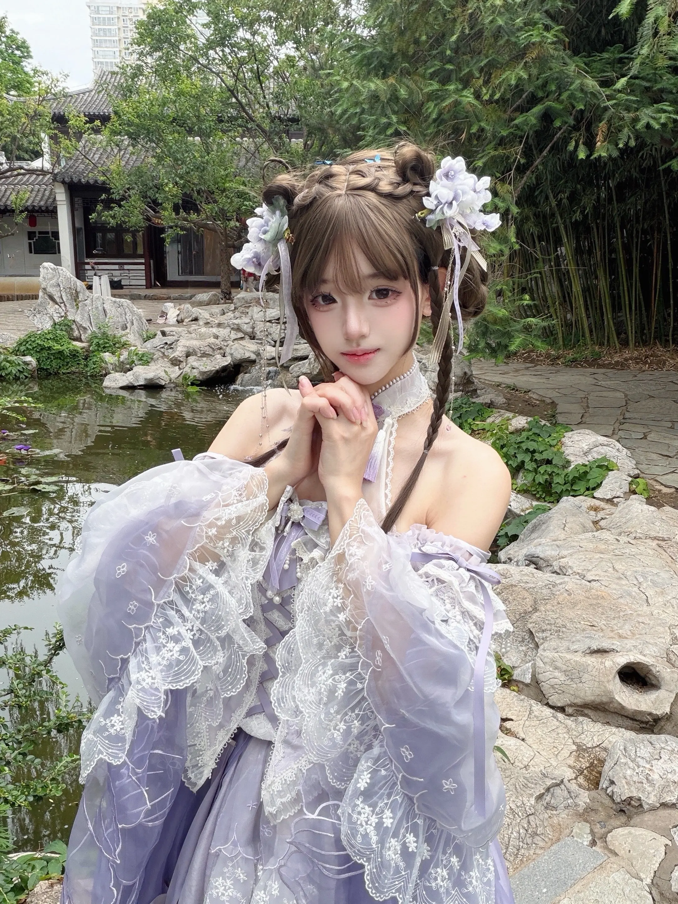 和羞走，倚门回首，却把青梅嗅。
