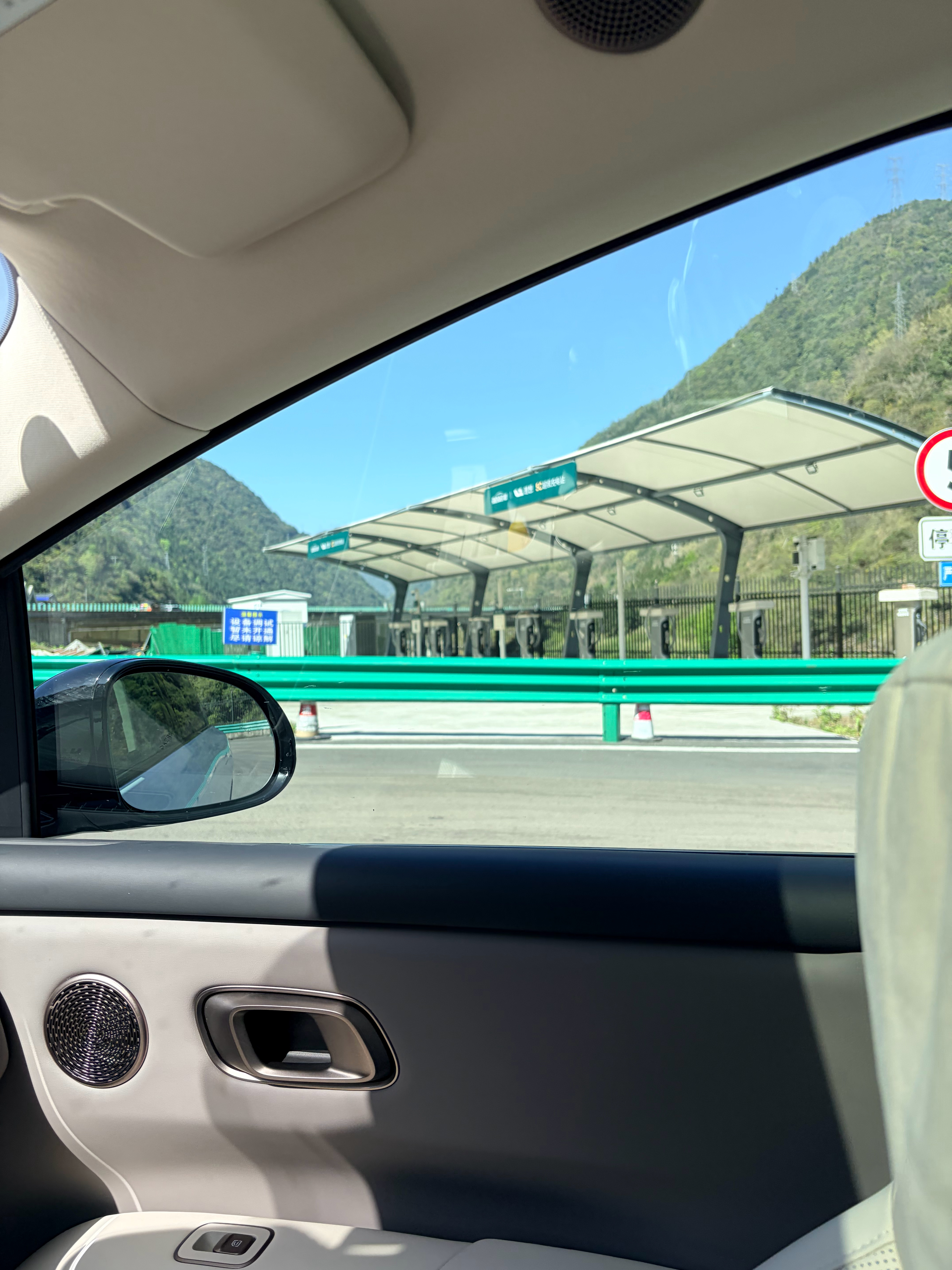 世界上最遥远的距离不是寡姐隔着玻璃当我面脱了，而是我在服务区看到理想 5C 它却