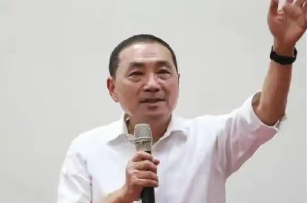 国民党内部反对郑丽文的人站出来了。第一个跳出来的是台南市议员蔡育辉，对着镜头拍着