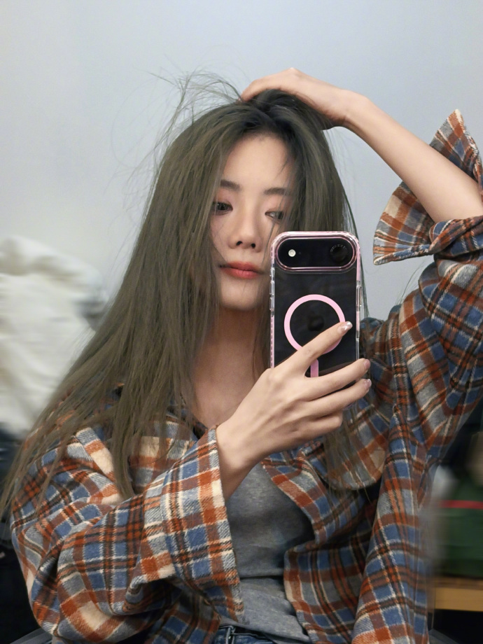 谭松韵伟大的脸换什么发色都好看