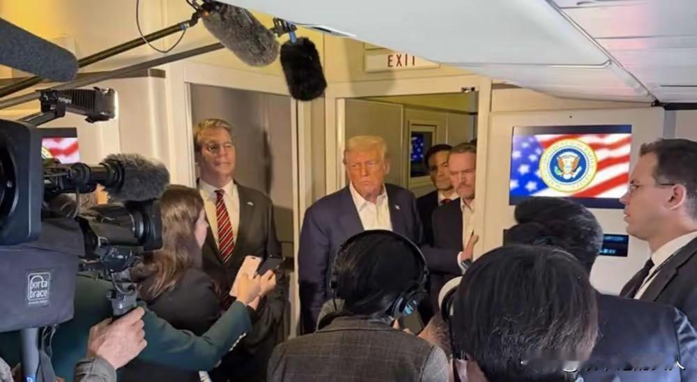 疑惑，太疑惑了。
你们说特朗普的空军1号上，每次他出来溜达一圈，要带多少媒体记者