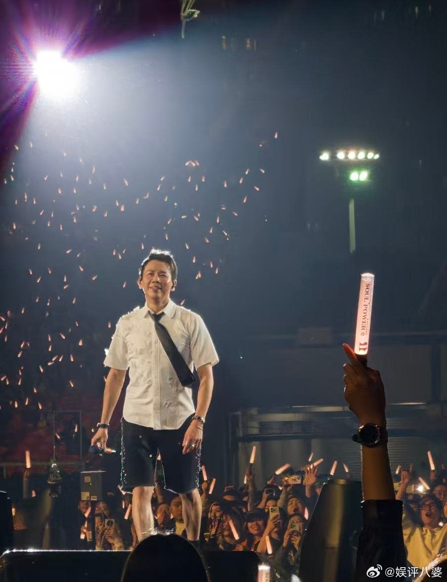 陶喆cos男大湿身唱心乱飞 新巡演武汉站首站氛围直接封神！白衬衫+黑领带+短裤一