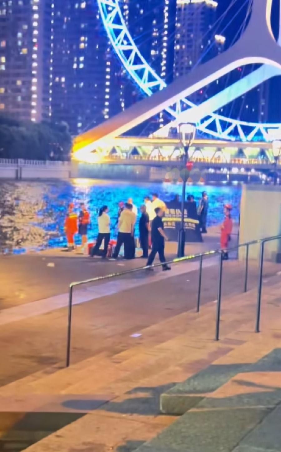 天津之眼母子溺亡，海河这一段不装护栏？
这么宽深大河，人流量这么大！有人抬杠说，