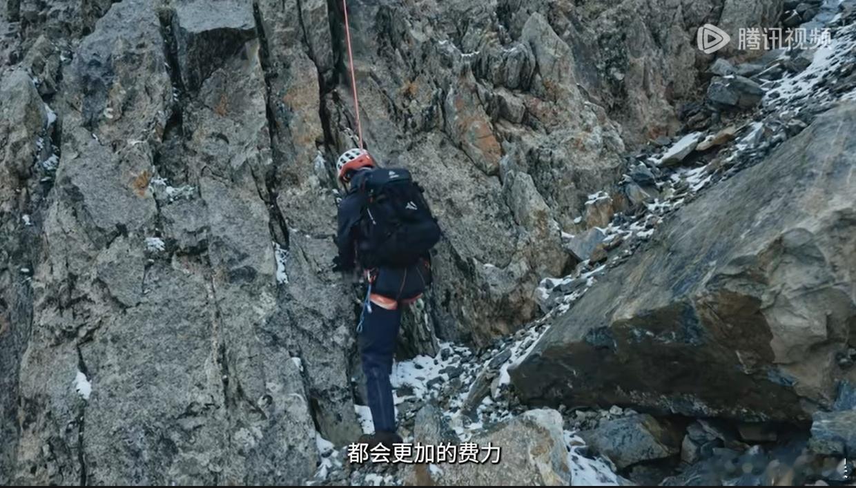 #王一博在未知领域里探索##王一博向雪山顶峰出发#王一博在青海岗什卡的探索中，高