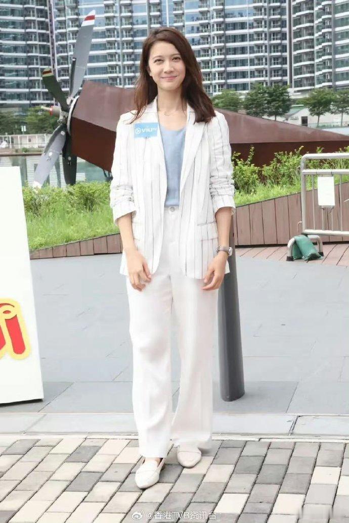 据说这女的给香港大富豪李泽楷生了一对龙凤胎？但是和梁洛施一样，没有结婚证  