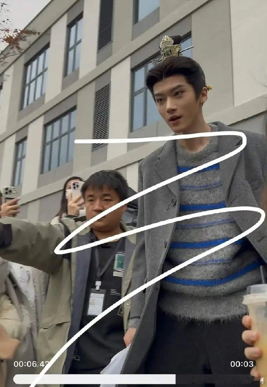 闫桉嫁金钗路透生图，第一部男主戏造型如何 