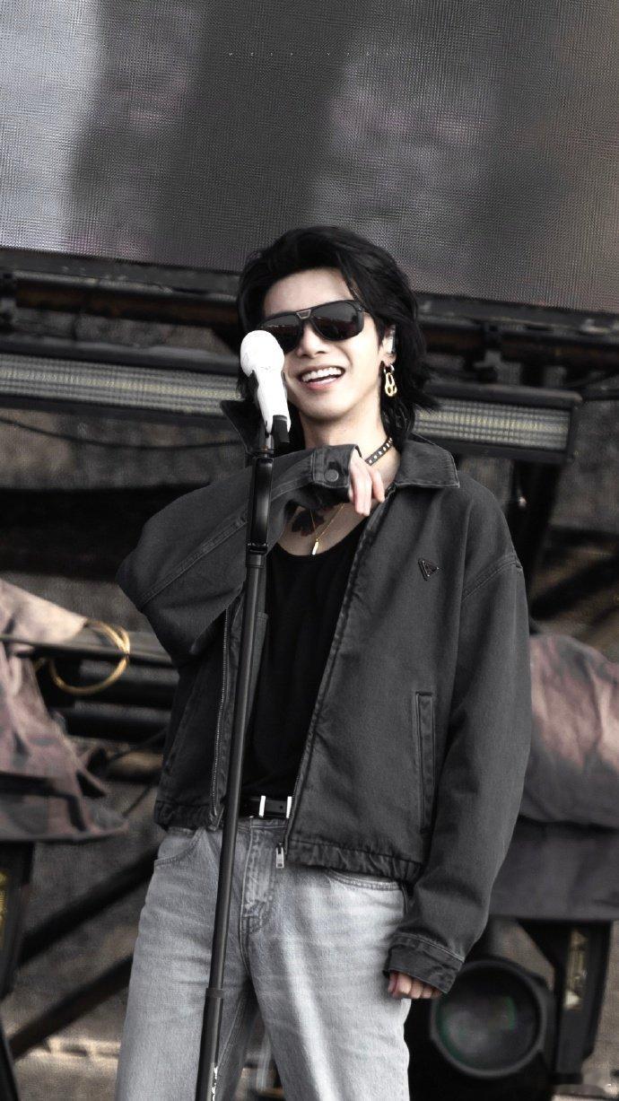 这次的卷毛造型杀疯了，完全rockstar来的！！！另外现场好直观的人头呀，华晨