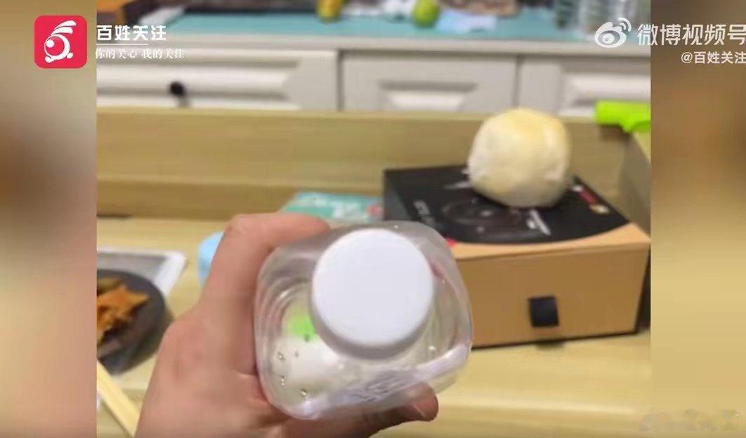 一箱12瓶纯净水每瓶都有针眼3月16日，吉林四平白先生外卖购一箱纯净水，喝完5瓶