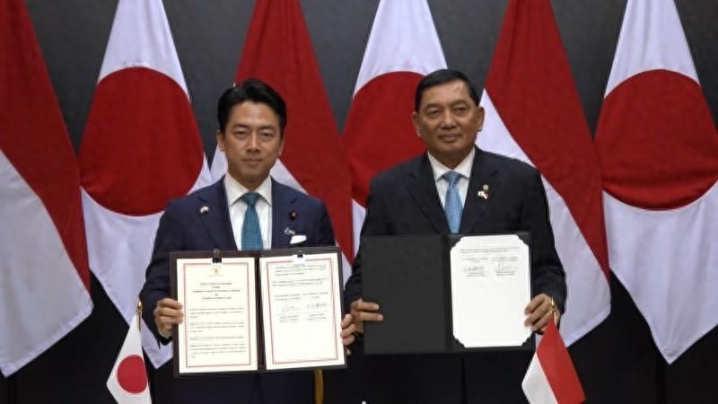 日本又在南海搞事了。这回不是首相高市早苗一个人唱戏，防长小泉进次郎也亲自下场了。