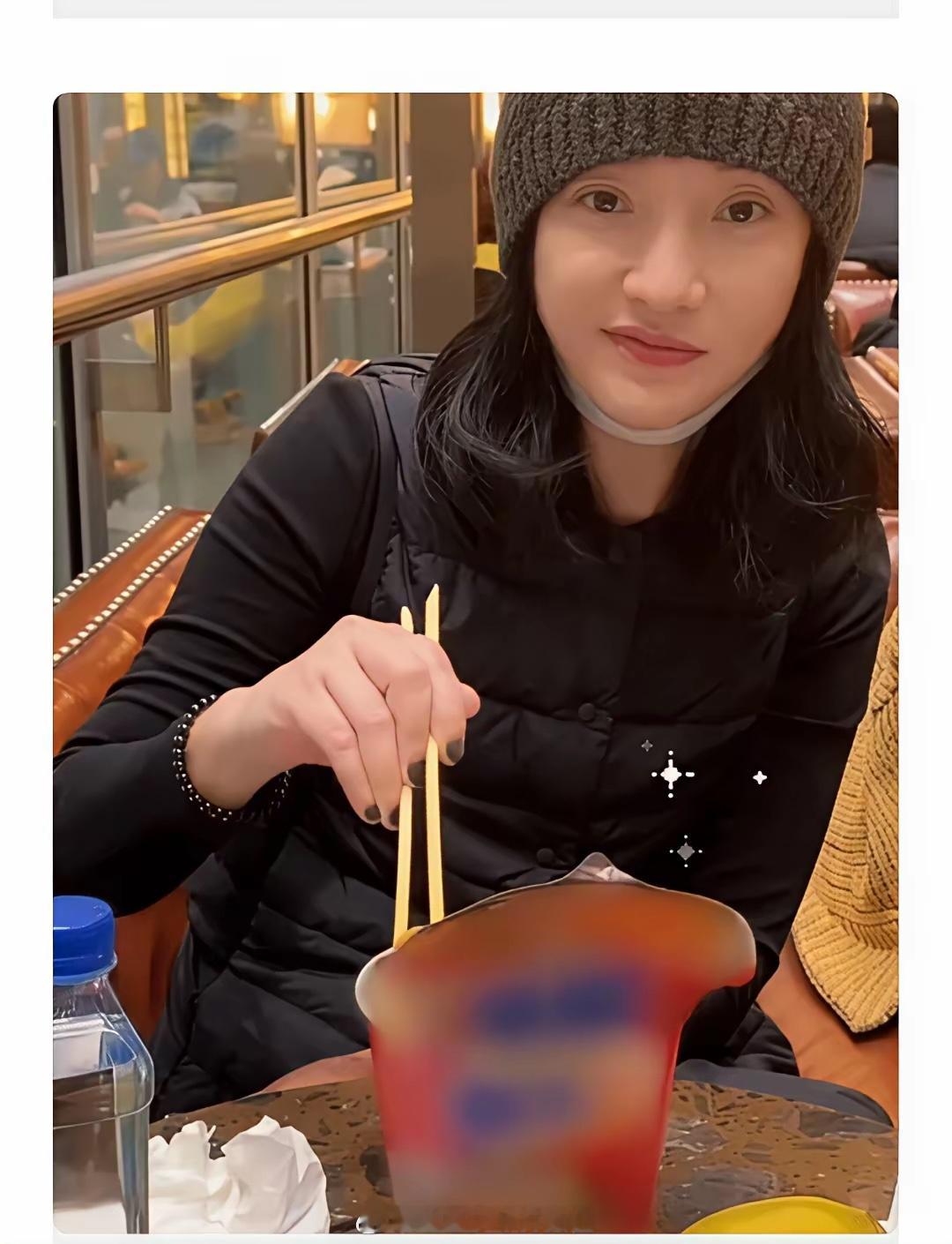 明星也不容易，周迅最近不是要参加法国的一个活动吗。为了活动能穿上美美的衣服，她减