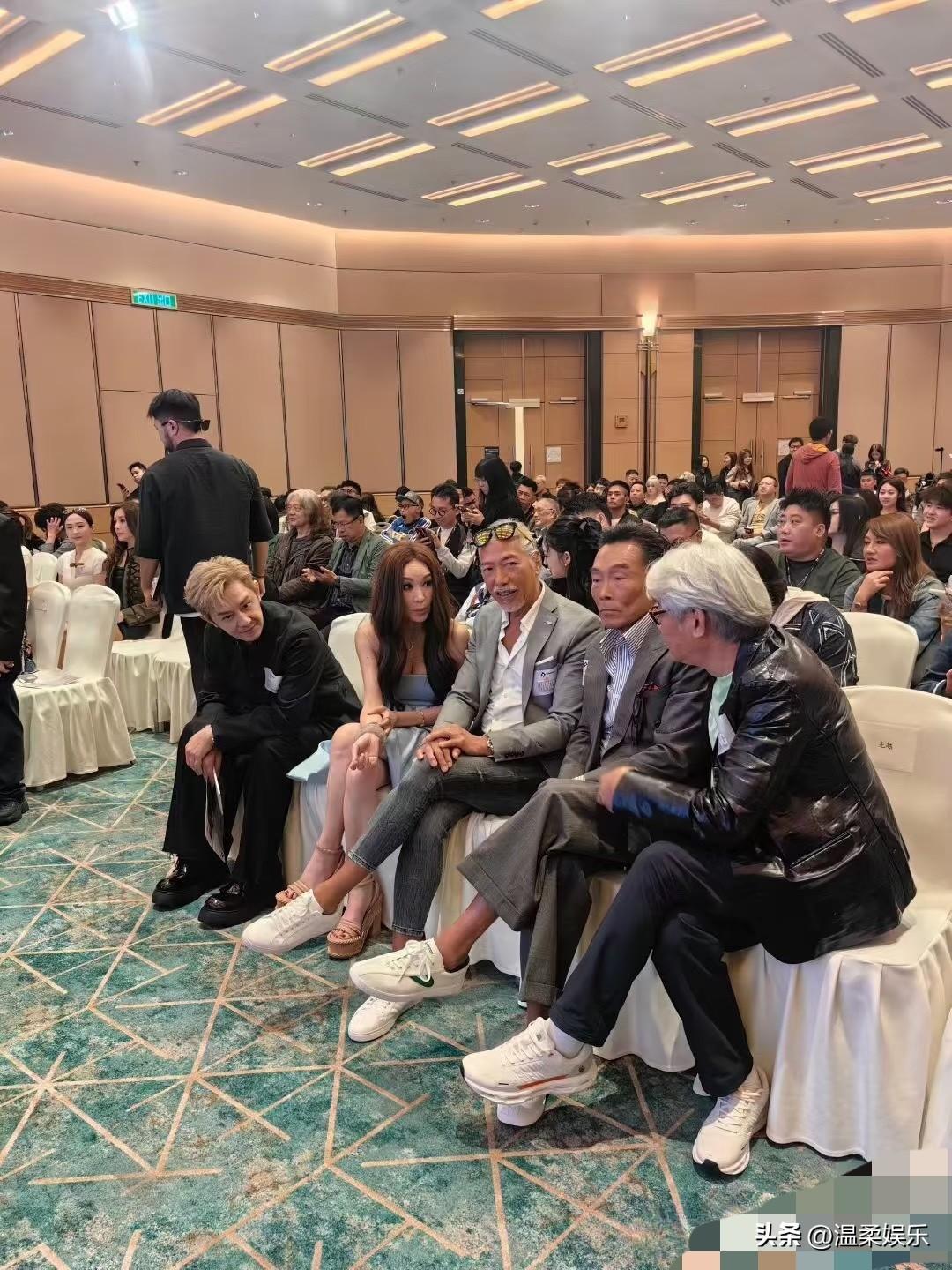 演过济公也不行！[抠鼻][抠鼻]
在香港半壁江山中连话题都插不上！[机智]
没见