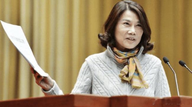 【董明珠宣布多发两个亿年终奖】要让员工有尊严地工作，利他思想有助于企业发展，所以