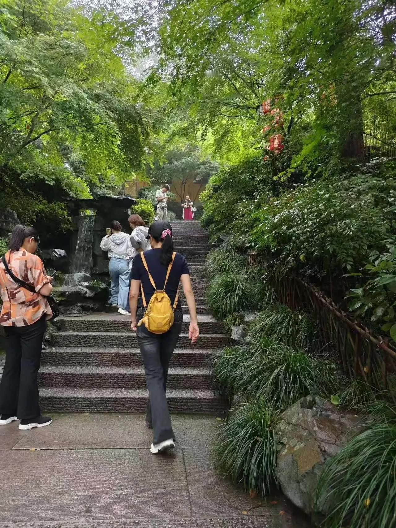 杭州灵隐寺位于浙江省杭州市西湖区，是中国佛教古寺，又名云林寺，寺庙创建于东晋咸和