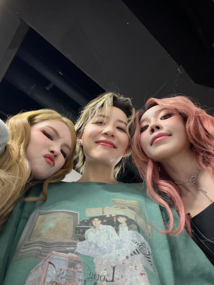 庄法晒和浪姐们合照庄法晒出和浪姐姐妹们的合照，节目收官两个月再重聚，满满的回忆杀
