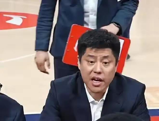 今晚山西和青岛的比赛肯定是焦点之战，相对来说，山西的赢面大一点，只要迪亚洛不犯浑