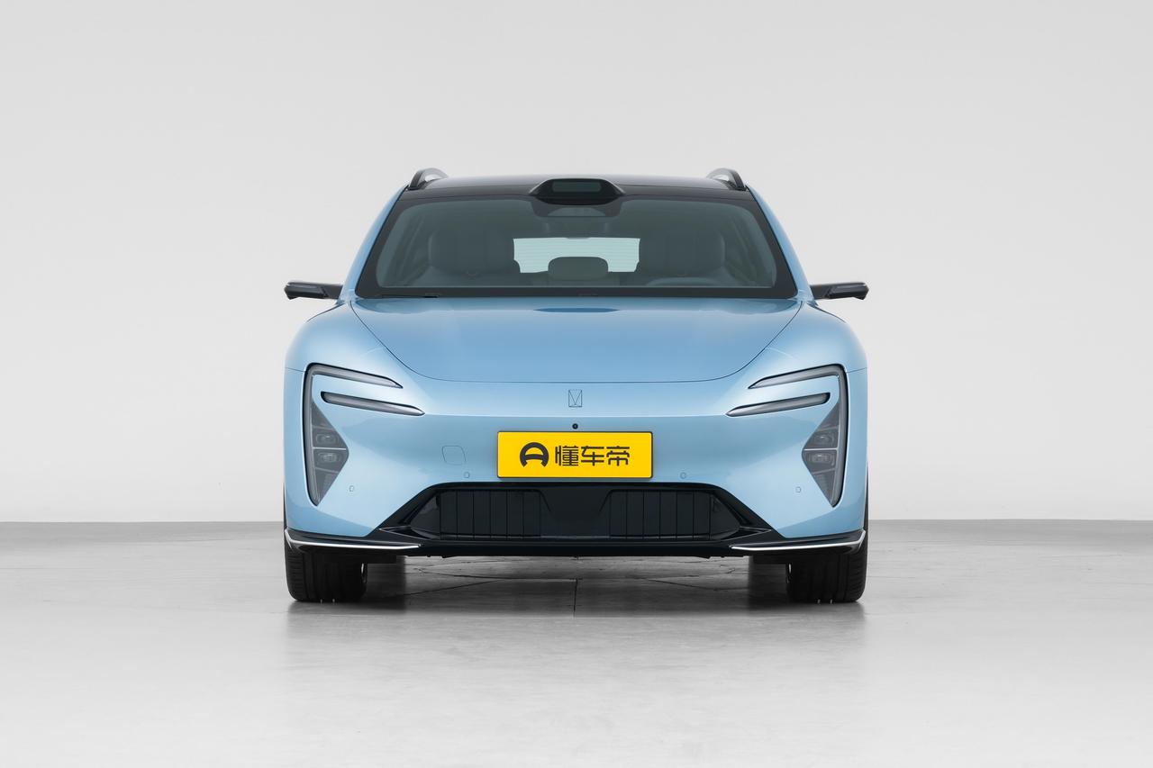 现在年轻人买车都看重颜值和质感，阿维塔06T这款旅行车真的拿捏到位。
整车猎装造