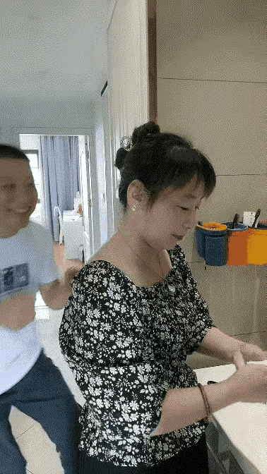老公兴冲冲的突然回家想给老婆一个惊喜，万没想到是惊吓，是吓着他自己了，只见他捂住