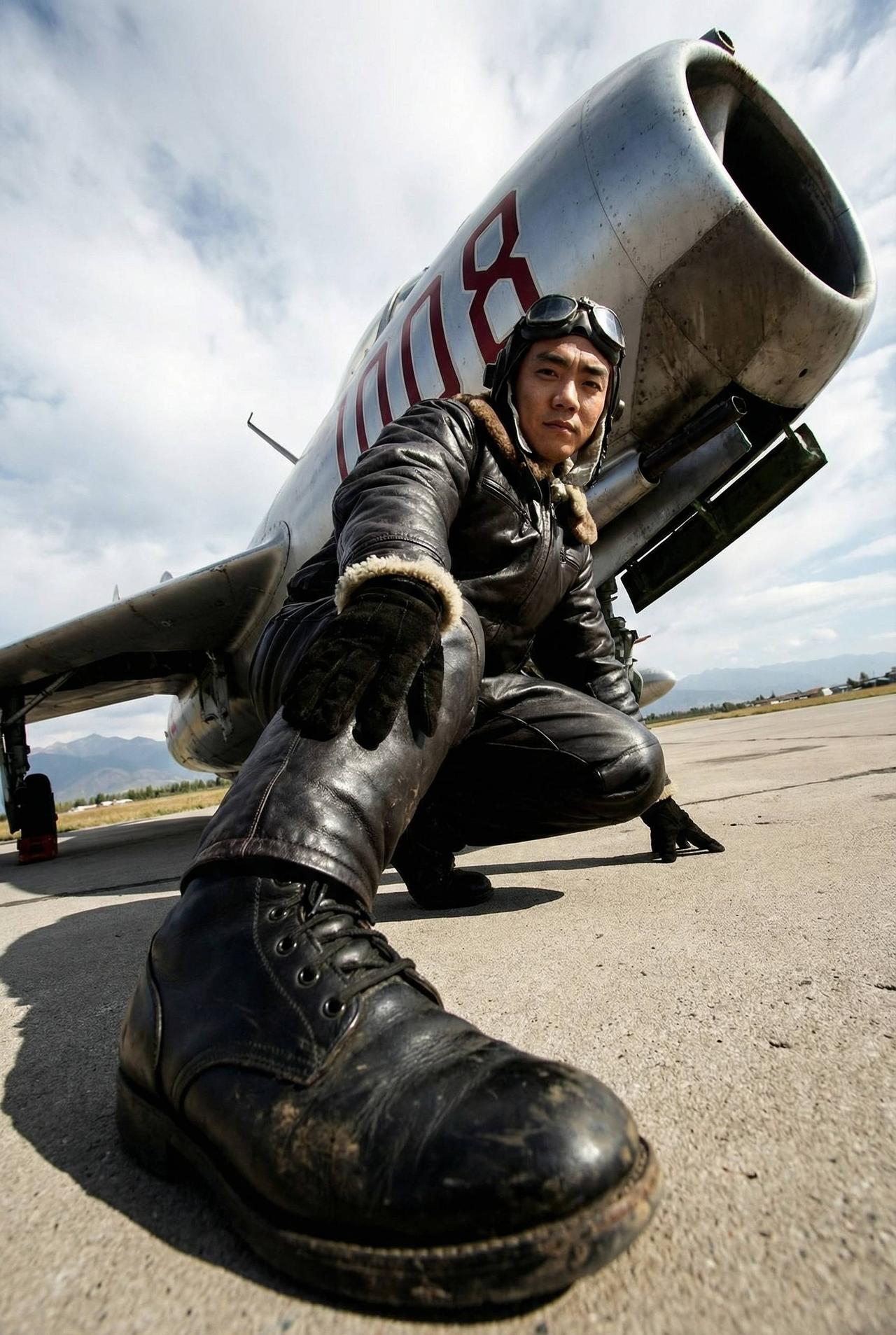 战友们，看我的新靴子帅不帅！再看看后面我的老歼五，是不是马力十足。