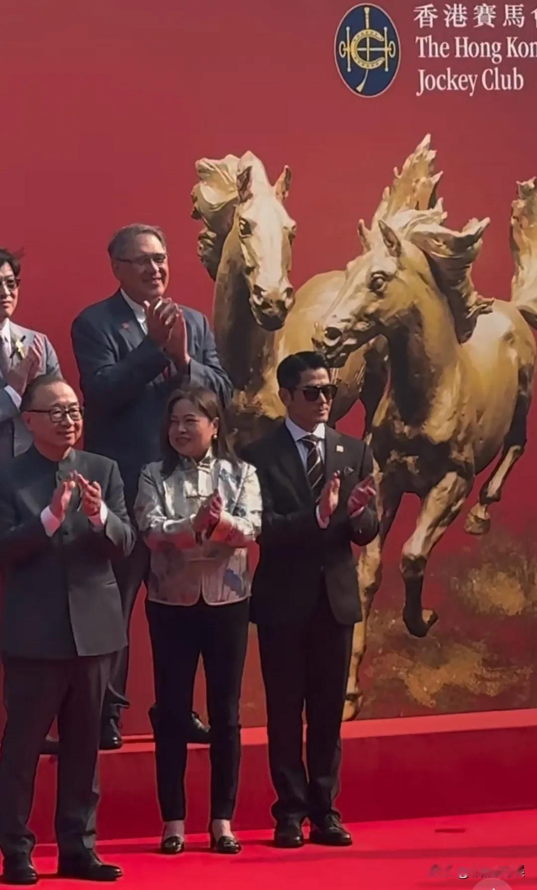 郭富城大年初三日现身香港马会出席活动，一身西装革履，发型板正，看着好绅士，很帅气