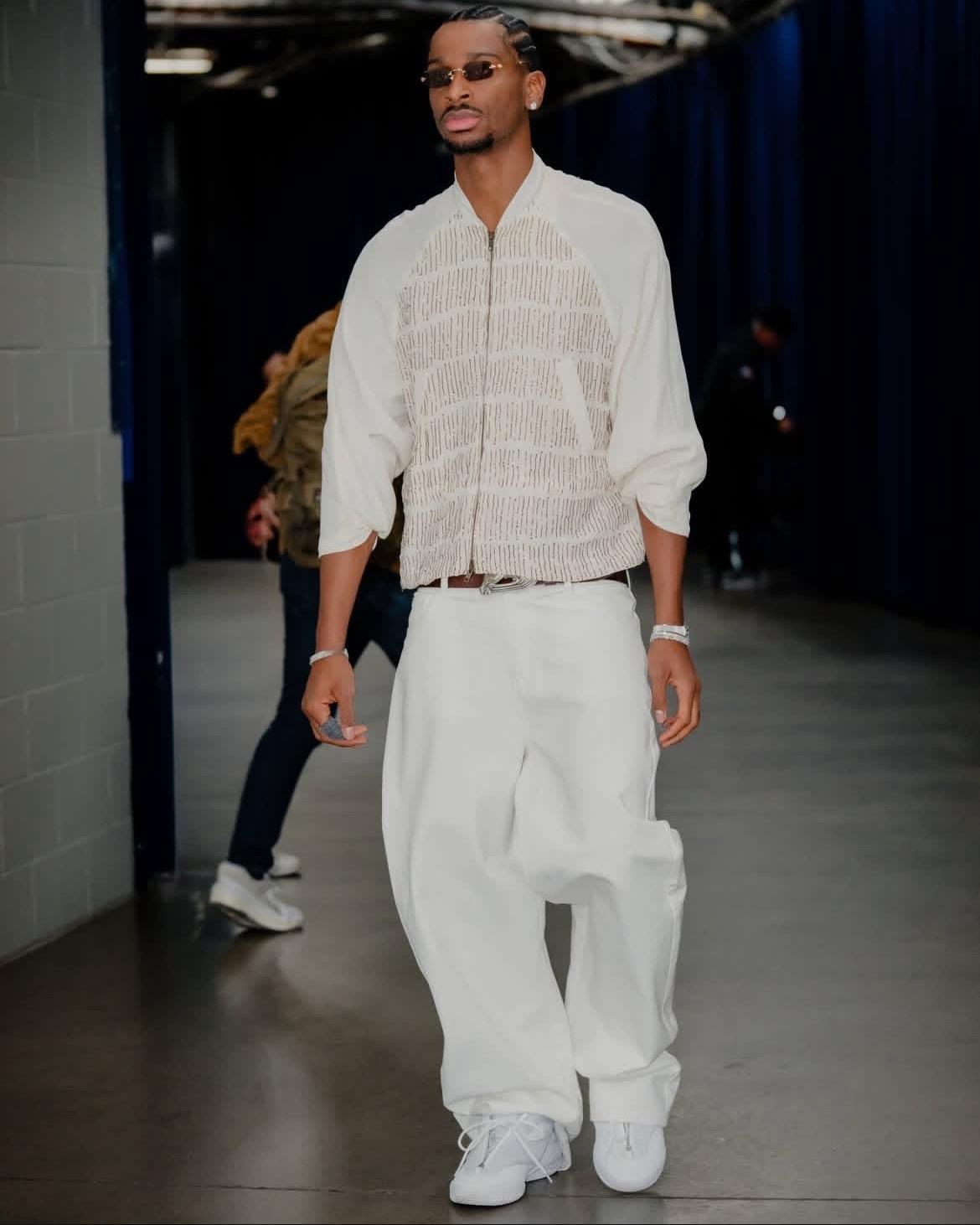 最近两场看我发现了什么？发历山大签名鞋SHAI 001的全新配色。极简纯白，会让