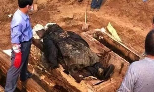 1966年，北京发现了太太监李莲英的墓。当专家打开棺椁时想要移开李莲英的尸体时，