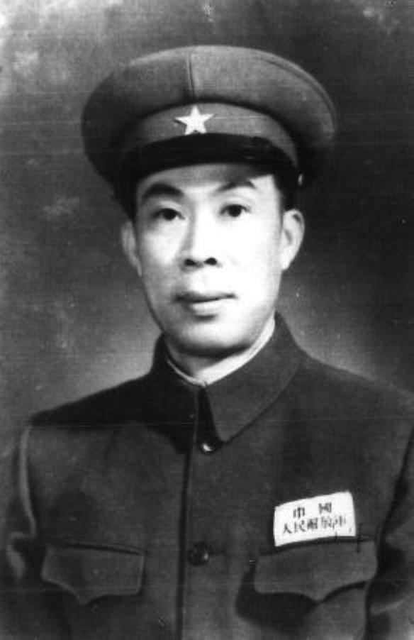 他是成都市第一任市长，上将军衔，亲家也是上将，女婿还是开国少将。
 
这位履历亮
