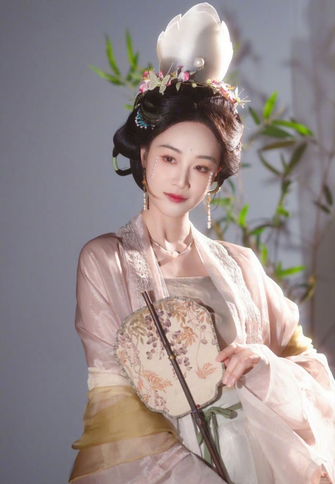 蓝盈莹这一身宋式造型+珍珠妆真的太绝了！一出场就是古风画卷，越品越有东方韵味！ 