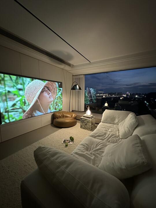 投影仪党破防了！百吋电视真香警告，谁懂？