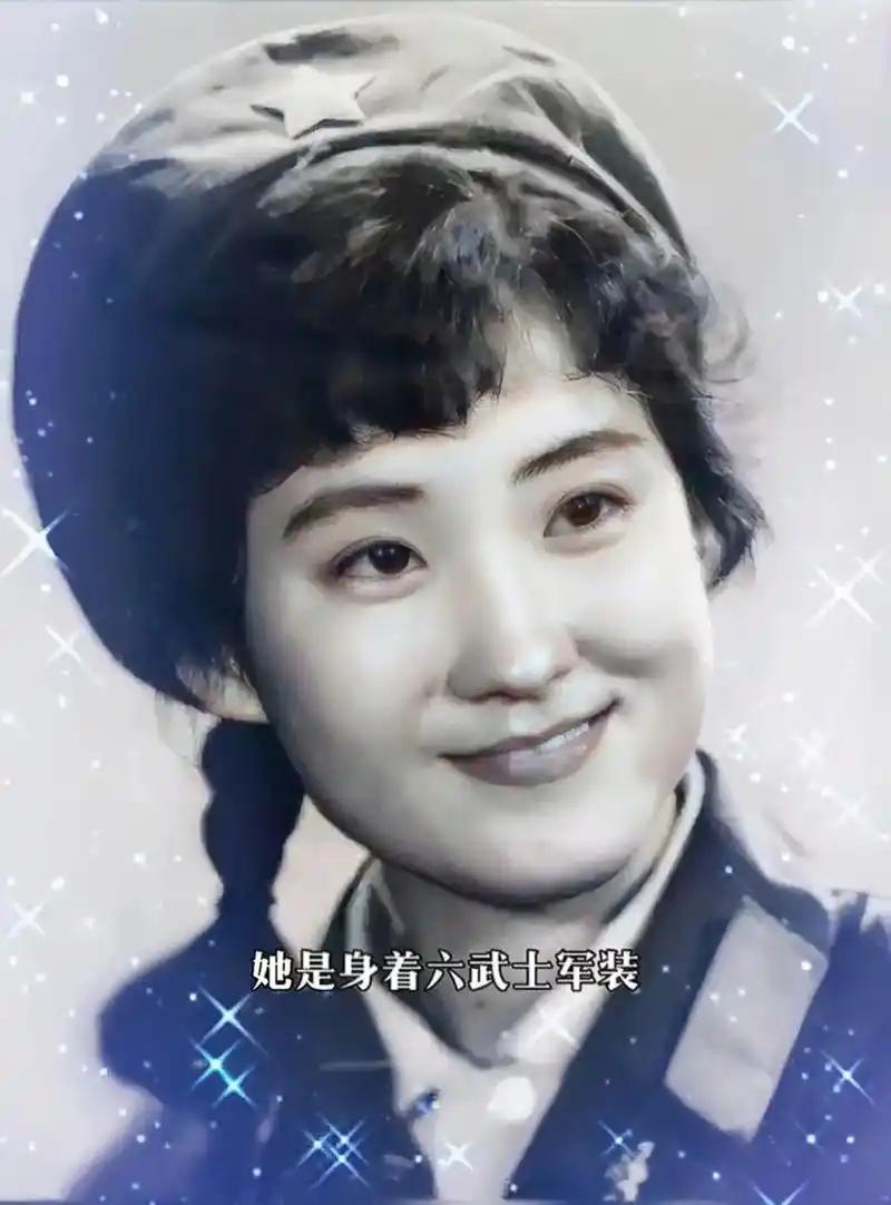 她是从战争硝烟中走出来的时代女性，她身着六五式军装服役五年的战地军花，曹东红，在