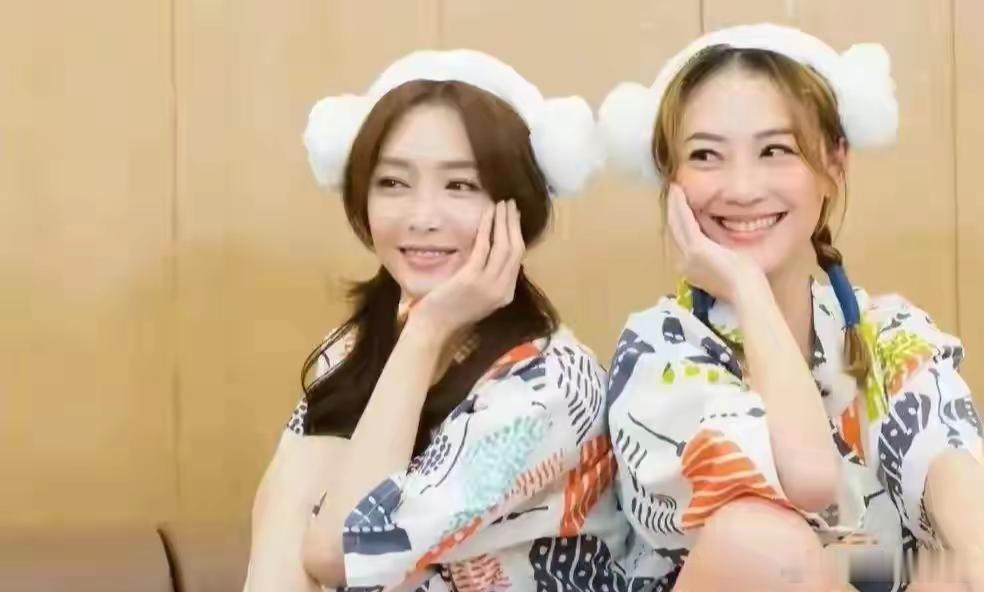 秦岚现身陈小春演唱会，与陈小春应采儿合影，网友：闺蜜情深！今天晚上是陈小春北京演