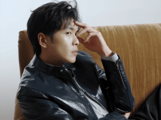 谁被张若昀这组大片戳中！《Man About Town》镜头下，他以简约黑调穿搭