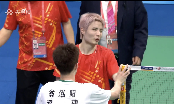 全运会羽毛球男单1/4决赛，石宇奇对阵翁泓阳。石宇奇首局取胜的情况下，第二局出现