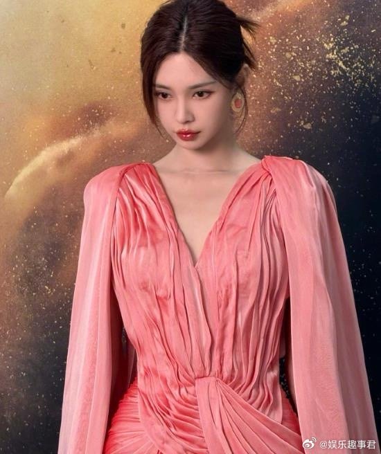 沈梦辰怎么端庄成这样在《声鸣远扬》音综中，沈梦辰以低饱和度纯色长裙搭配微卷发型显