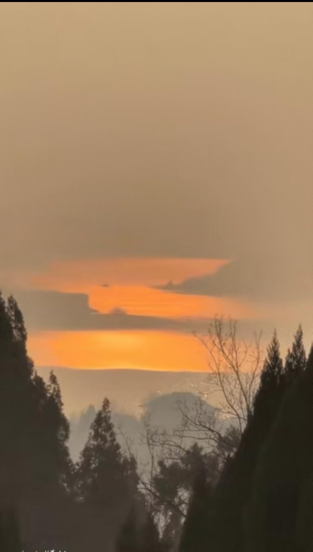 “火到人民日报了！”近日河南济源，一个女子在回家的路上，抬头一看发现远处天上有橙