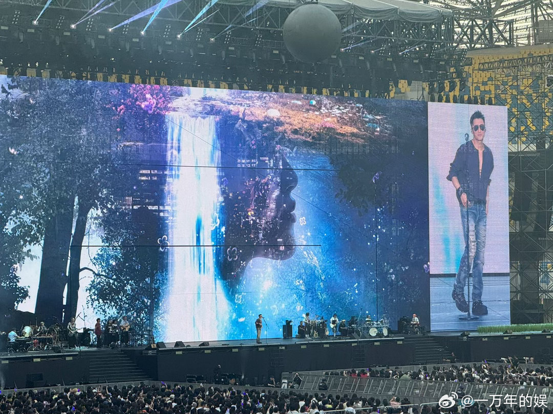 🔥谢霆锋深V开到腰了 西安演唱会谢霆锋深V战袍鲨疯啦🥳摇滚气场直接拉满，性感