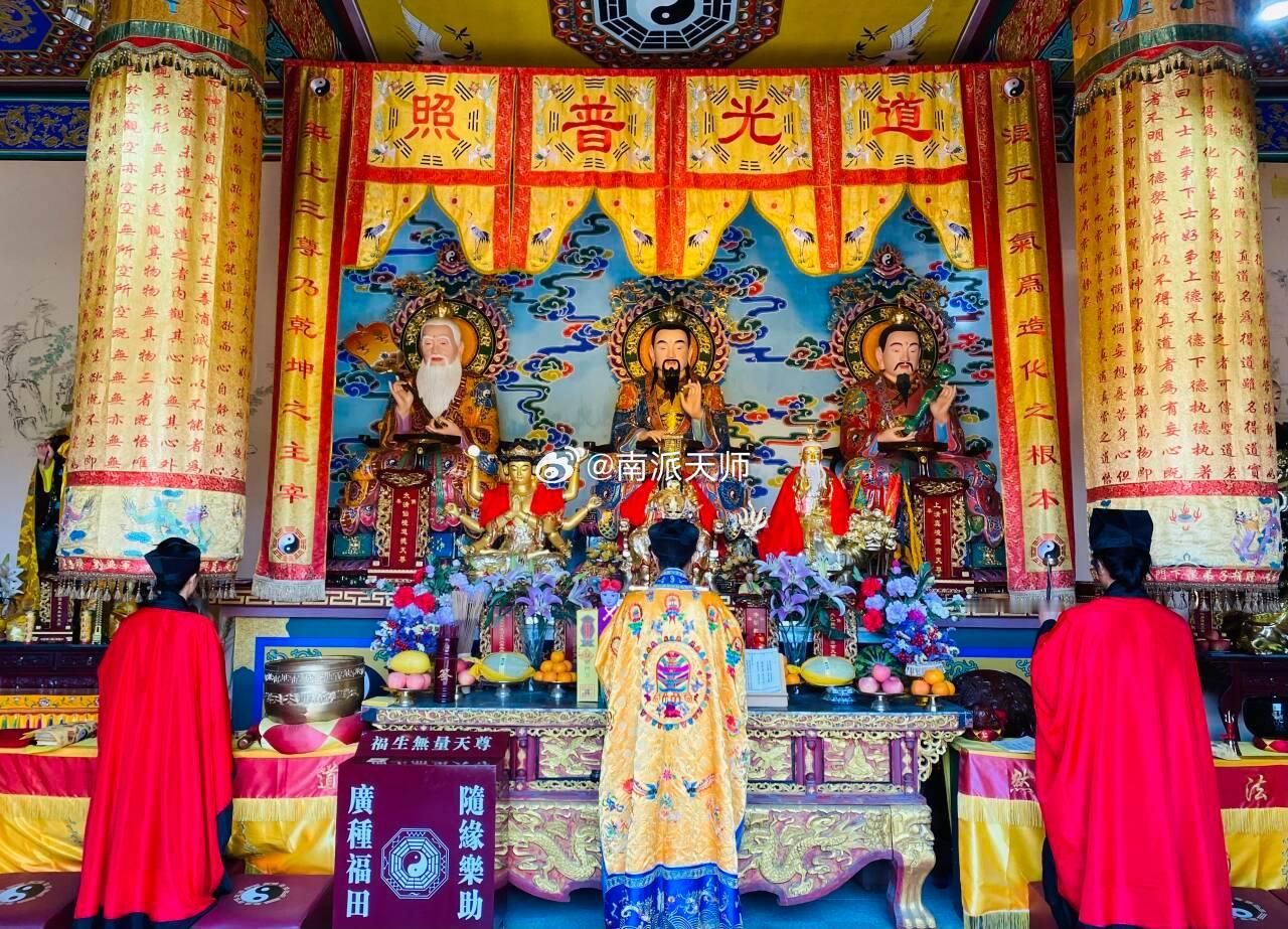 师父在神明前祈愿所有粉丝苦难不近身，平安健康永相随！ ​​​