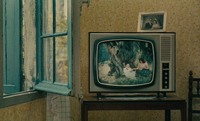 骨子里有坚强，言行中有教养，交往中有包容，心底里有善良！ 好书一大摞的橱窗