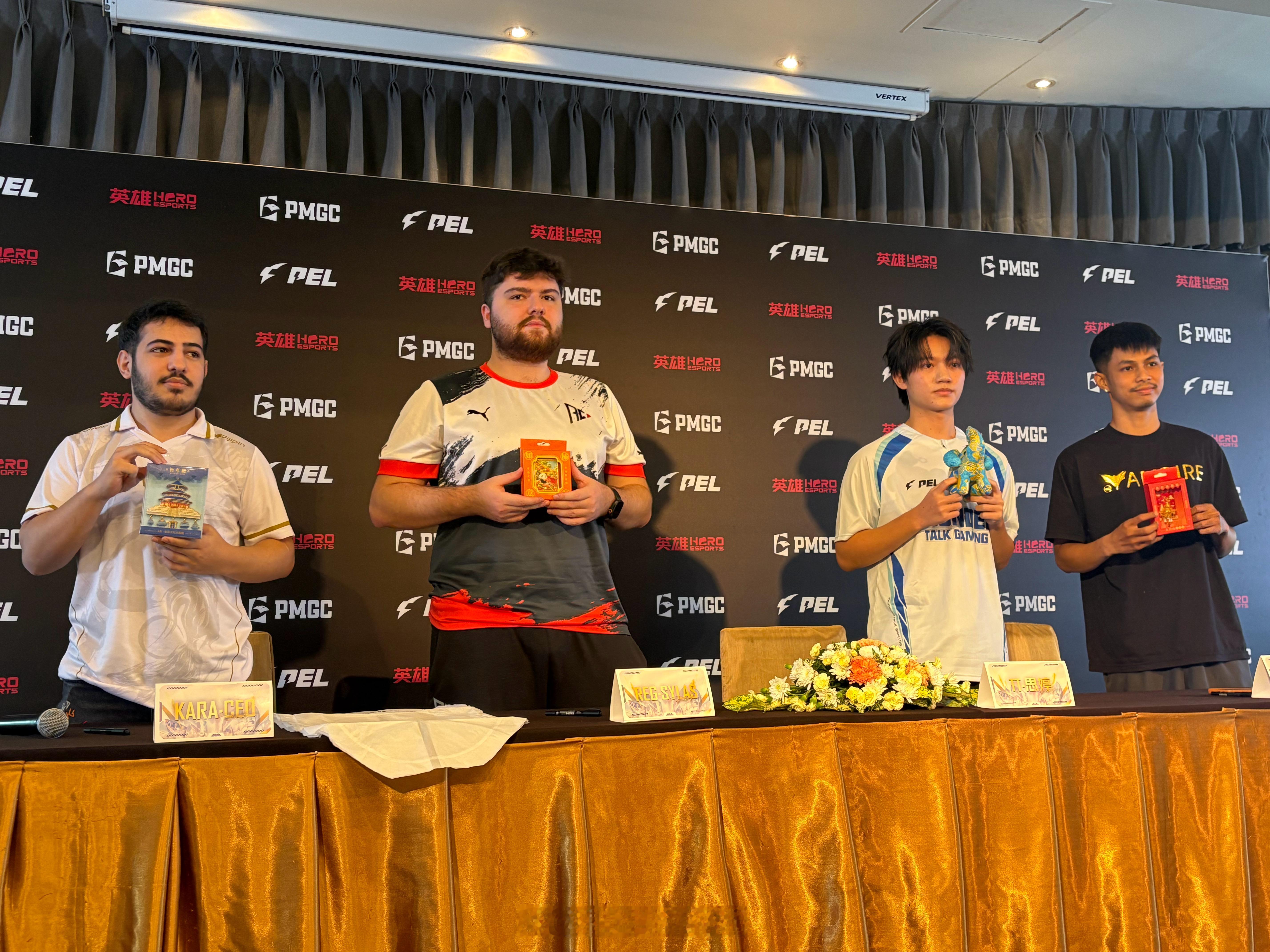 全球总决赛孔明灯祈愿总决赛赛前祈愿完毕！每个人都有小周边拿哟