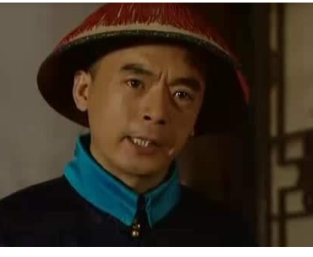 咱们先搞清楚，清朝的公务员有多惨。

明朝朱元璋定下的“低薪制”，清朝全盘继承。