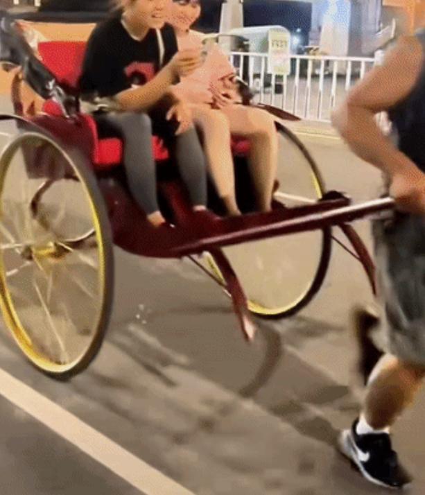 边减肥边赚钱，这个广西小伙子太“鸡贼”了。这个小伙子按照每人10元拉黄包车，甚至
