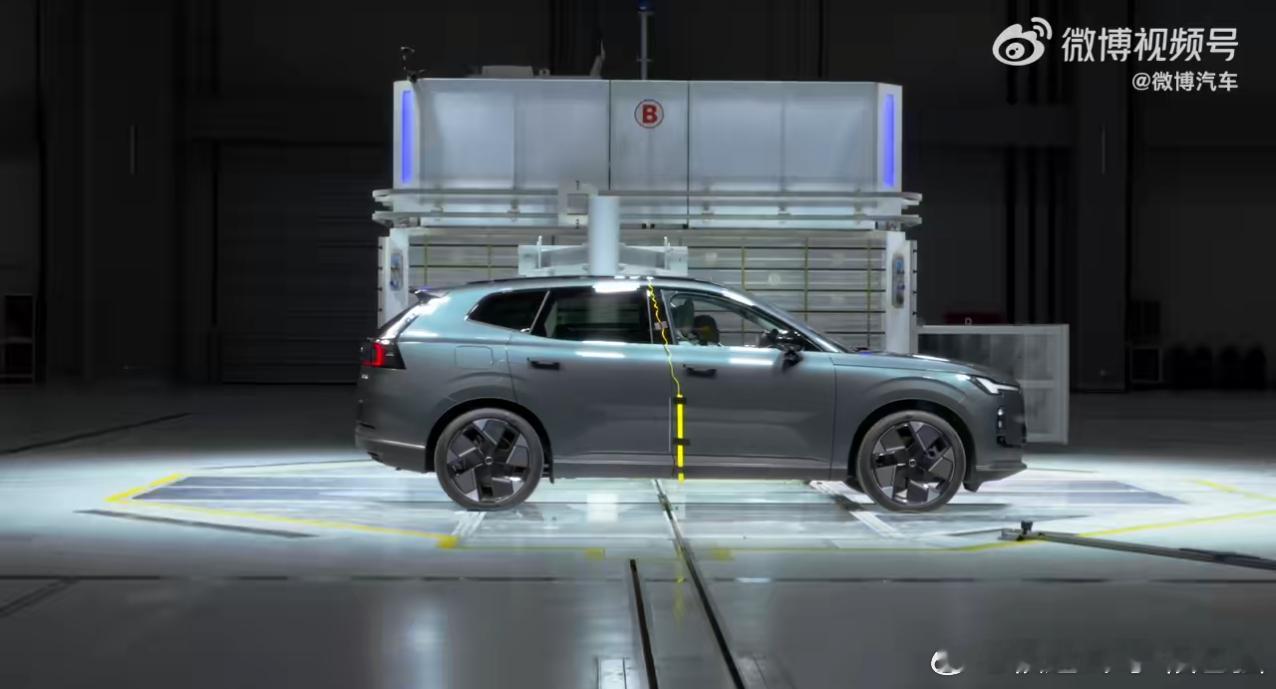 XC70被连续撞击三次会怎样  沃尔沃确实权威！如果你的车在失控后，被连续撞了三