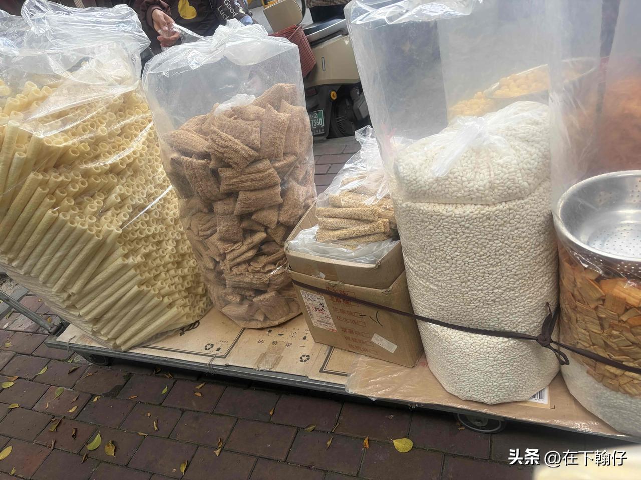 今天在小学门口看到在卖那种小时候吃的零食，你们还记得吗？用米做的，一根一根的，甜