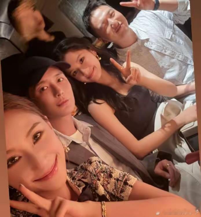 刘冲，何超欣，张婧仪坐在一起合影。羡慕这一些帅哥美女，晚宴上的他们真的很漂亮很帅