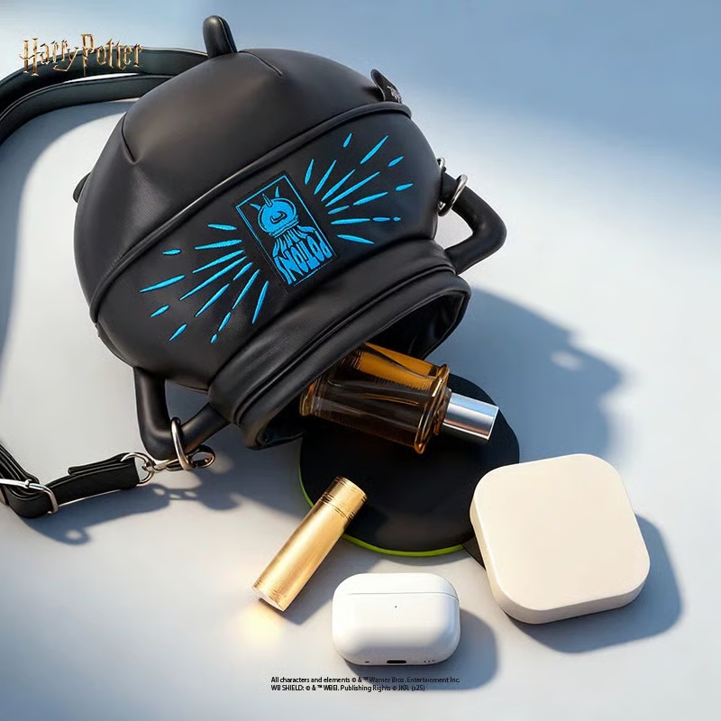 巫师和女巫的必备物品——坩埚——被巧妙地改造成了一款时尚的单肩包，创意满分！ 